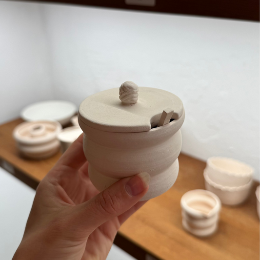 Kleine Dose mit Löffel