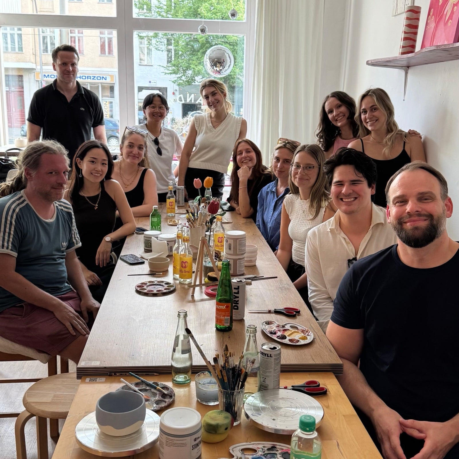 Große Gruppe am langen Tisch